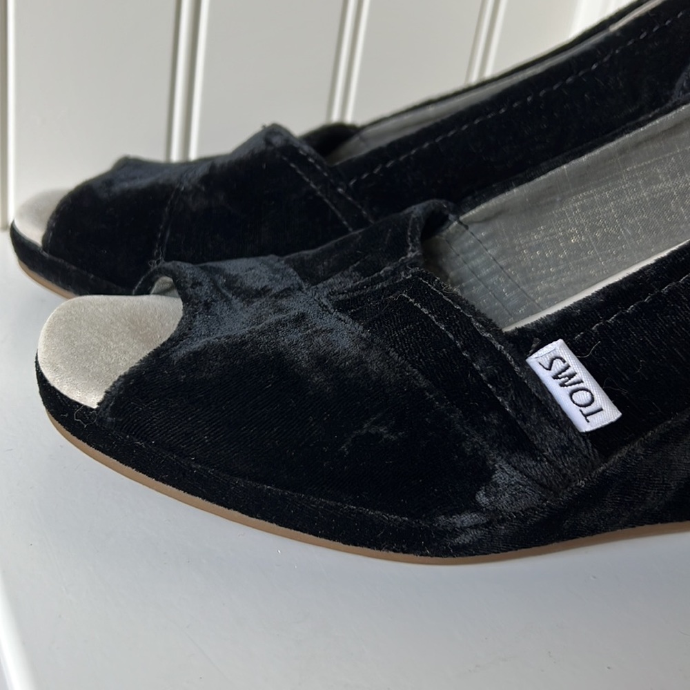 Toms Black Velvet Peep Toe Wedge Heels Slip On Sandals Size 9.5 - Picture 2 of 11